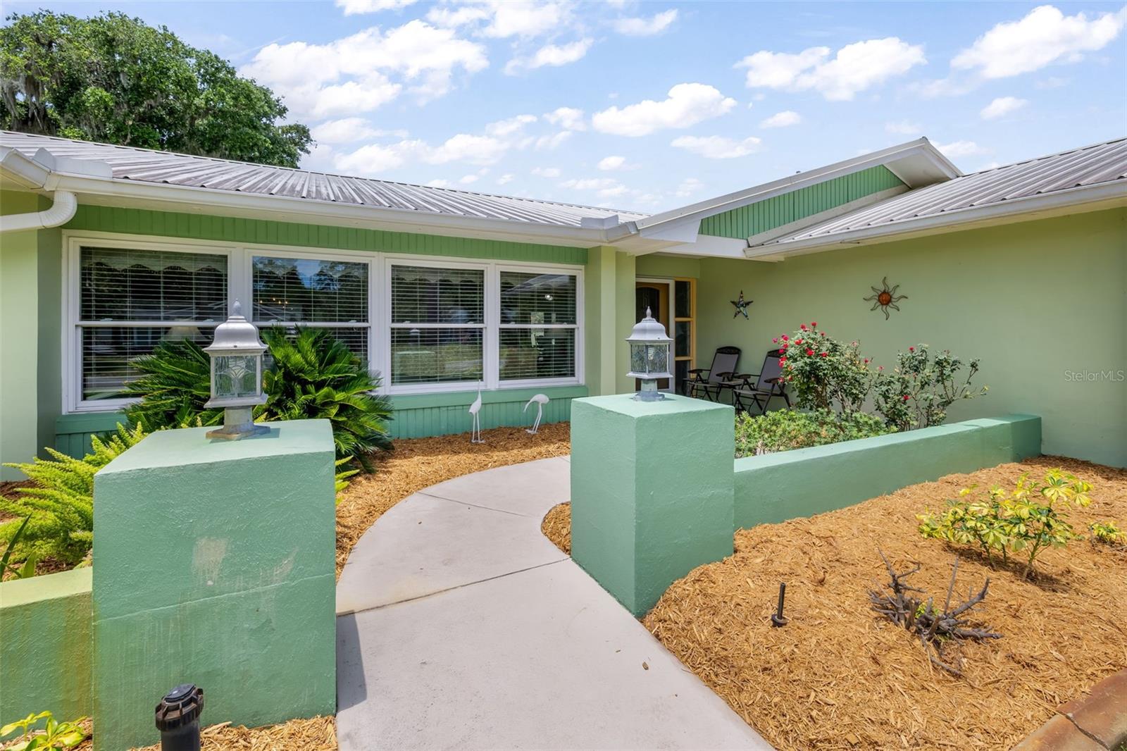 8 COURTNEY PLACE