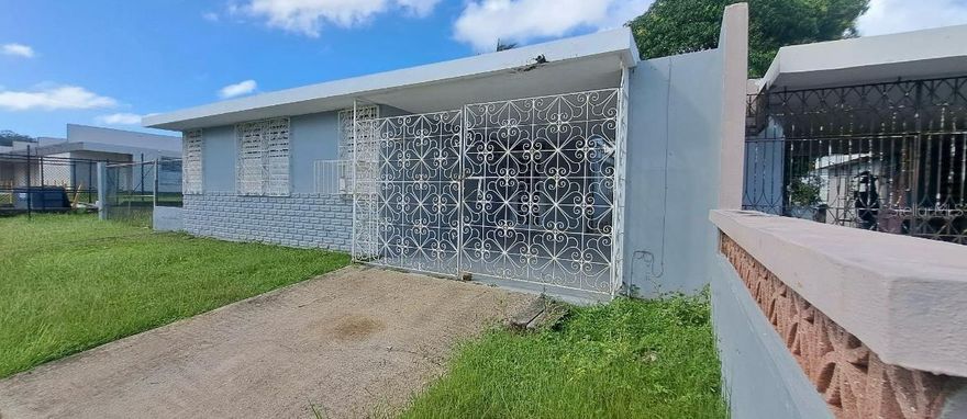 This strategic property is located close to hospitals, beaches, schools, shopping Centers, and with easy access to main roads. Ideal for primary residence or an investment. It needs to be updated but overall is in good conditions. For further information please contact us.