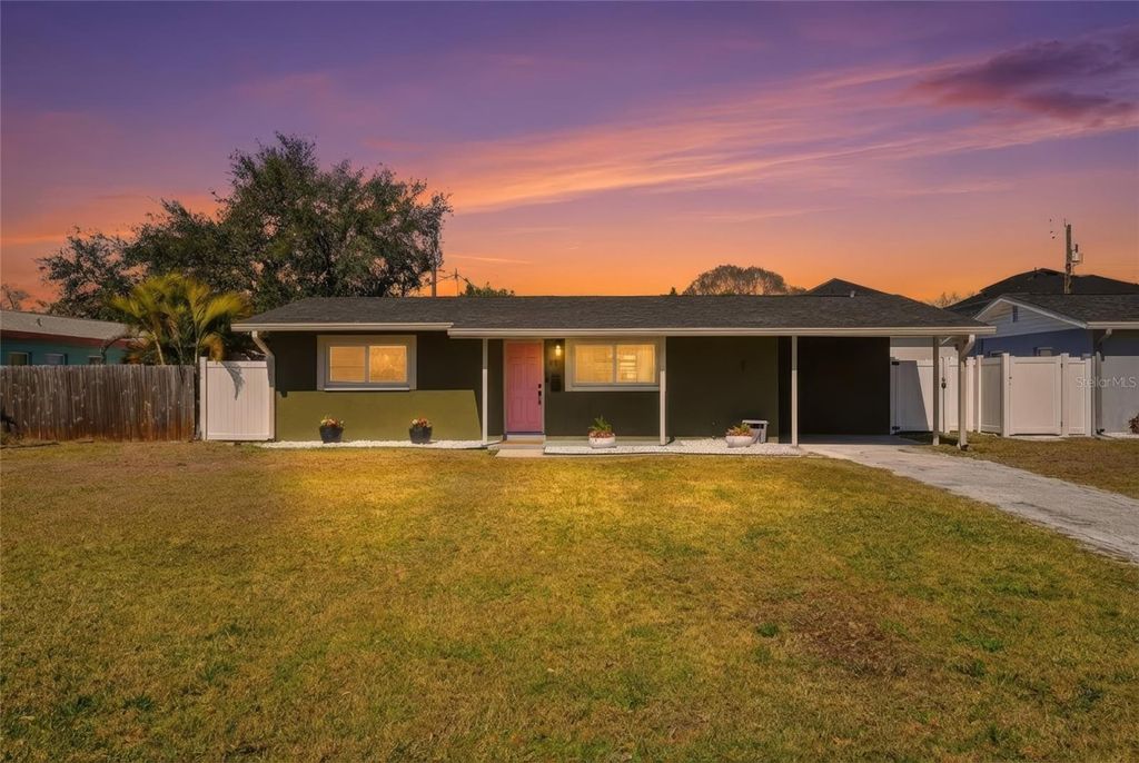 Photo of 411 42nd Avenue NE, St Petersburg, FL 33703 (MLS # TB8503079)