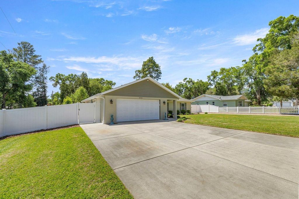 Photo of 20430 SW 80th Place Road, Dunnellon, FL 34431 (MLS # OM722820)