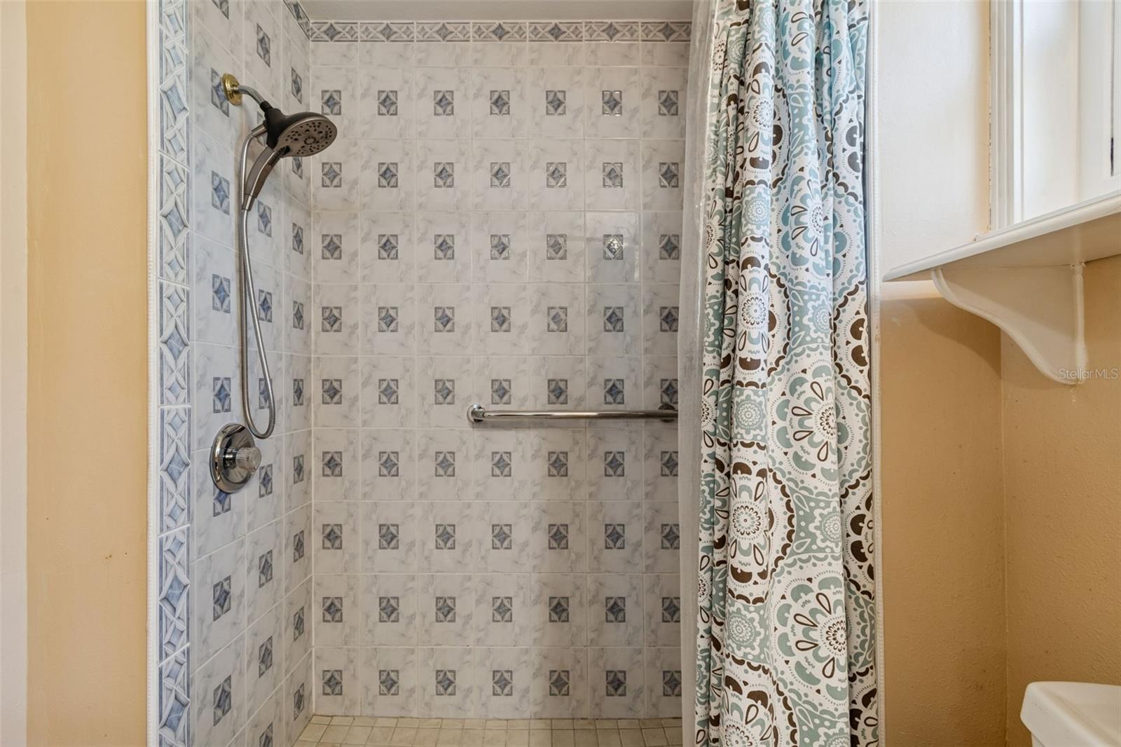 HIDDEN LAKE - Residential