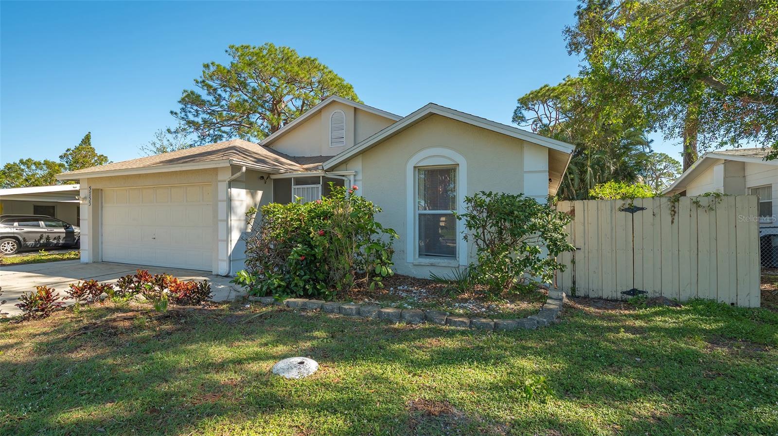 Charming pool home in a great location near shopping and Siesta Key Beach. 3 bedroom,2 bath single family home overlooking a large screened- in private pool Master bedroom has a King size bed and newly remodeled en -suite Bath. Guest bedroom has a Queen size bed and 3rd bedroom has 2 twin beds. Guest bath has a tub and shower .Full size washer, dryer . Enjoy this private retreat. Less than 5 miles to world famous Siesta Key , I-75 ,restaurants and shopping .!
Pets welcome! Pool and spa are heated ,no jets in the spa. Available SHORT TERM , LONG TERM or Annually.
Pool and grounds maintenance included. TV ,Internet and a monthly Electric amount provided by the owner for rentals under 6 months Rentals over 6 months and longer pay all utilities.
Garage is NOT offered with the Rental.
Call for rates and availability