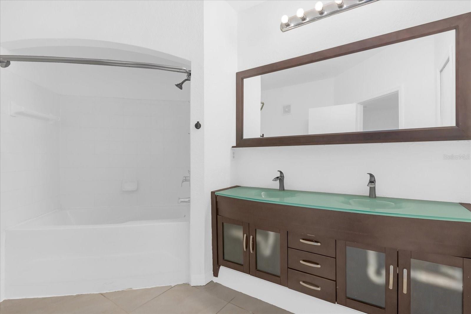 NOTTING HILL A CONDO - Residential