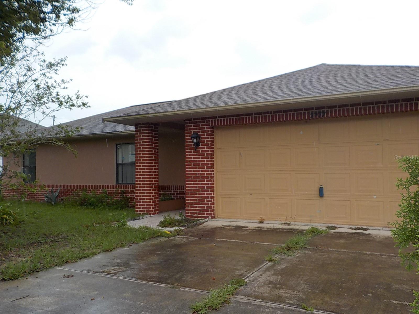 Come see your new home... 3 bedrooms 2 baths super kitchen with breakfast nook and inside laundry.. who wouldnt like that! The bedrooms are split and a good part of the home is tiled. For the fur baby there is a fenced yard ! Storage shed is out back so the two car garage can be for the garage not storage. Close to shopping , I-75 and the Marion Oaks library.. The seller does not accept blind offers ,
escalation clauses, or assignables.