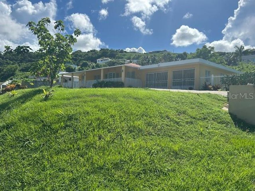 For Sale or Lease!
Property in excellent condition with an incredible location. Access-gated community. Close to El Yunque National Forest, Rio Mar, Costa Dorada, and Coco Beach. Move-in ready. Features 4 bedrooms and 2.5 bathrooms, a remodeled kitchen, a double garage, a patio, and much more. Contact us for more information. Don't miss this opportunity.