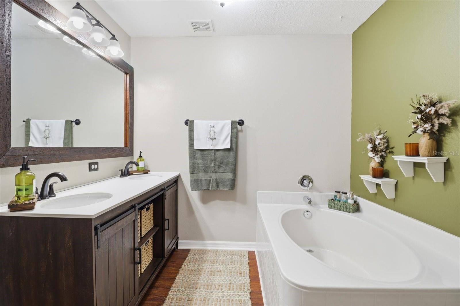 CRYSTAL MANOR UNIT 02 - Residential