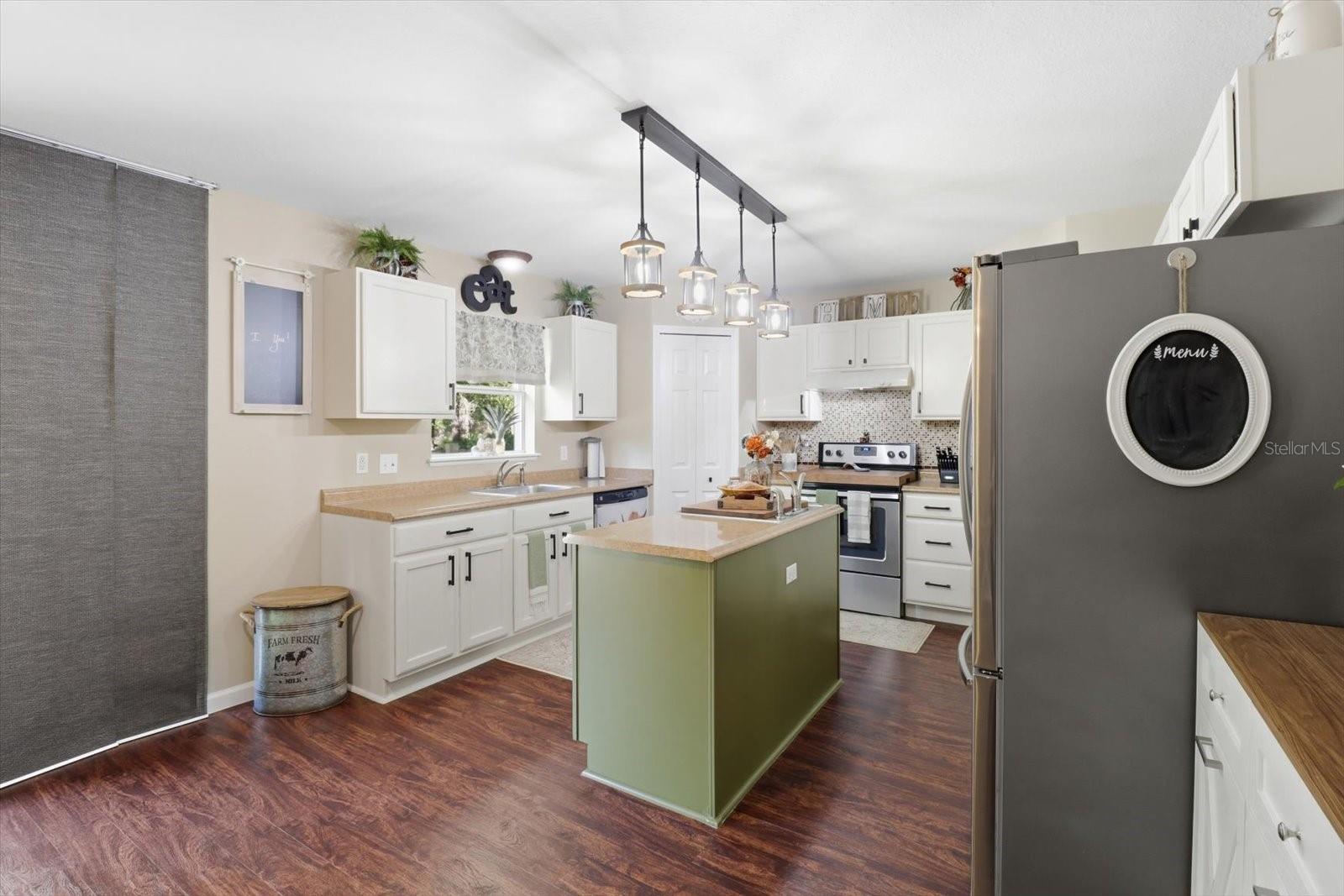 CRYSTAL MANOR UNIT 02 - Residential