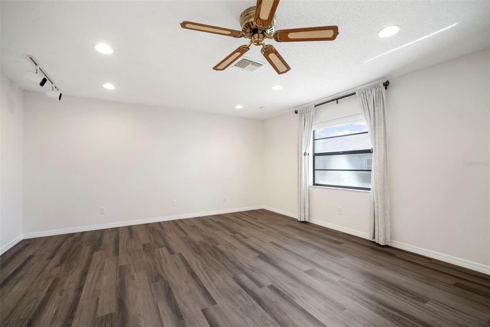 IDLEWOOD CONDO PH 2 - Residential