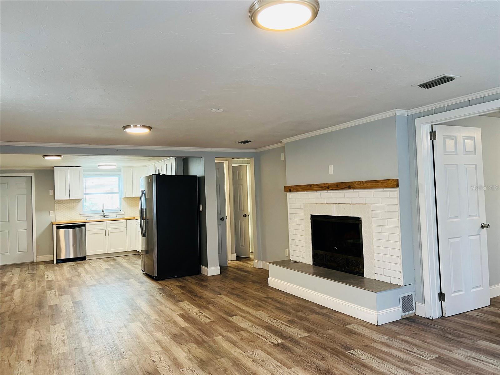 WELLESLEY ACRES - Residential Lease