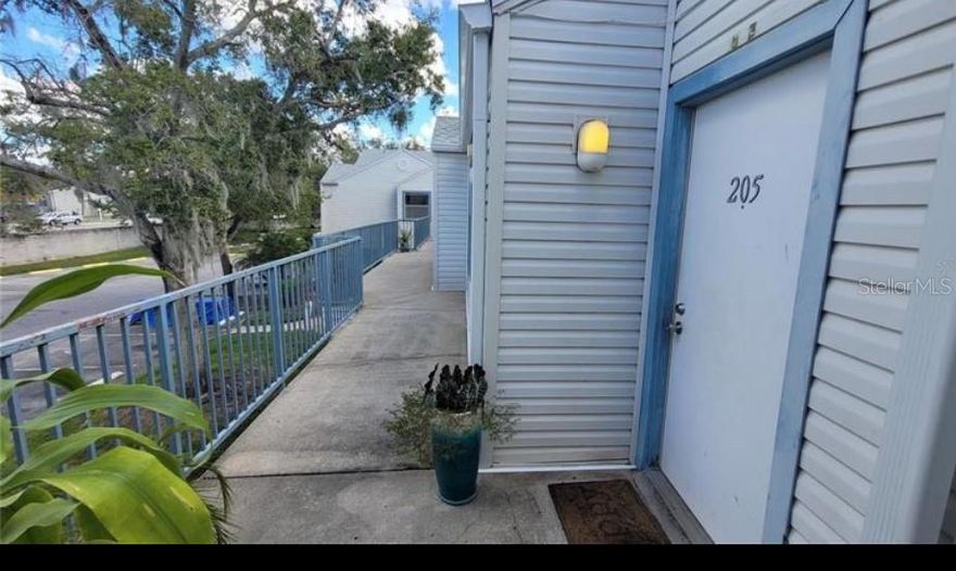 Spacious one bedroom unit located on the 2nd floor, laminate floors, views of the pond, rental ready. Dockside is located within short distances to many services including restaurants, shopping, banking, and parks. Close to downtown (10 minutes) and also MCO Airport (10-15min)