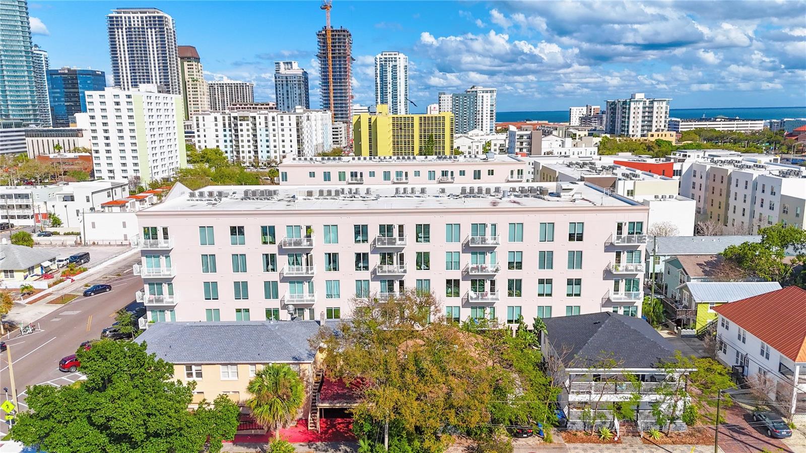 DOMUS URBANA CONDO - Residential