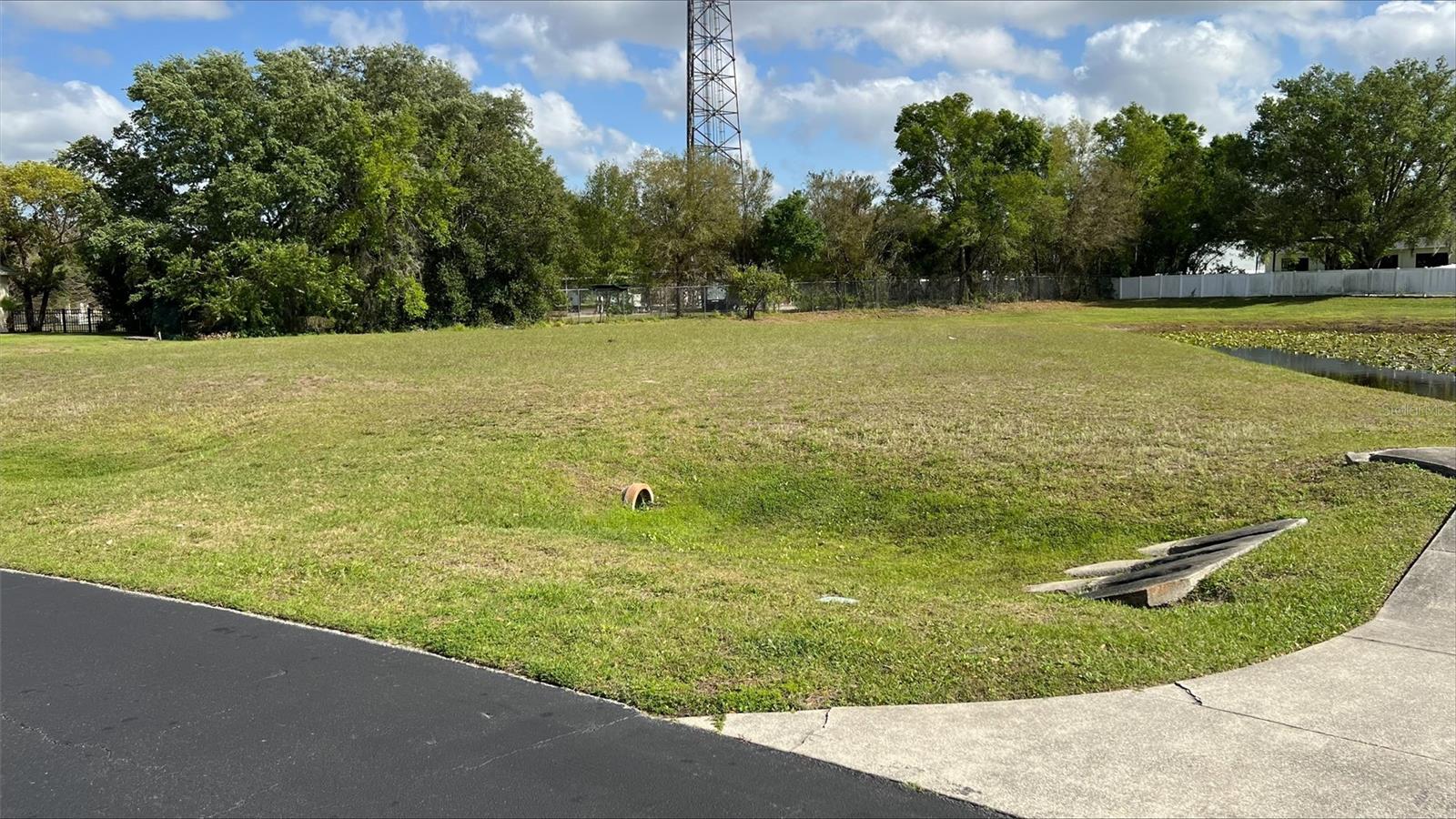 LINCOLNWOOD ESTATES - Land