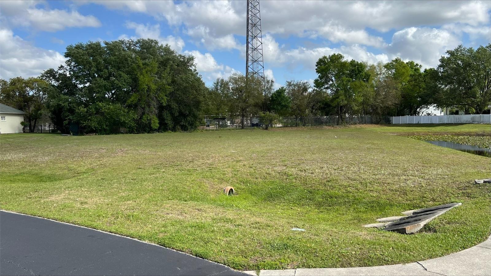 LINCOLNWOOD ESTATES - Land