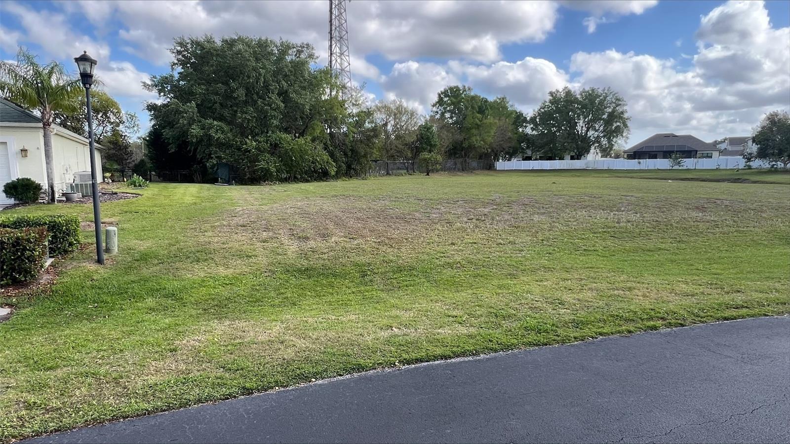 LINCOLNWOOD ESTATES - Land