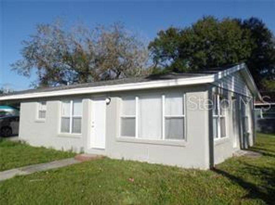 Nice 2 bedroom 2 bath home in Palmetto. The house has a large living room, open kitchen, 2 large bedrooms one with a full bath. The property is on a large lot with a carport and laundry room. It is in close proximity to I-275, the Sunshine Skyway, Gulf Beaches, shopping and restaurants.