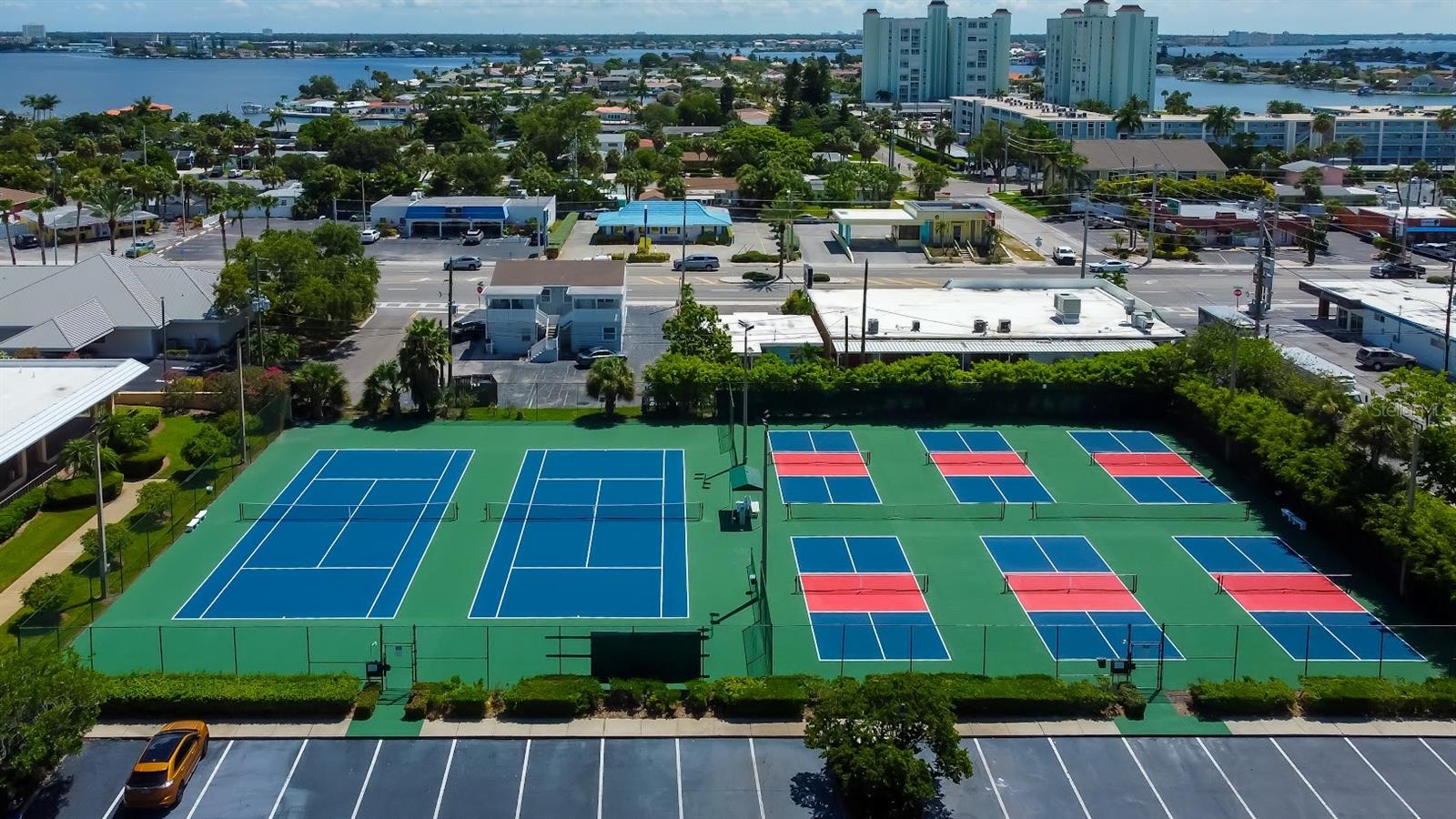 SILVER SANDS BEACH & RACQUET CLUB - Residential