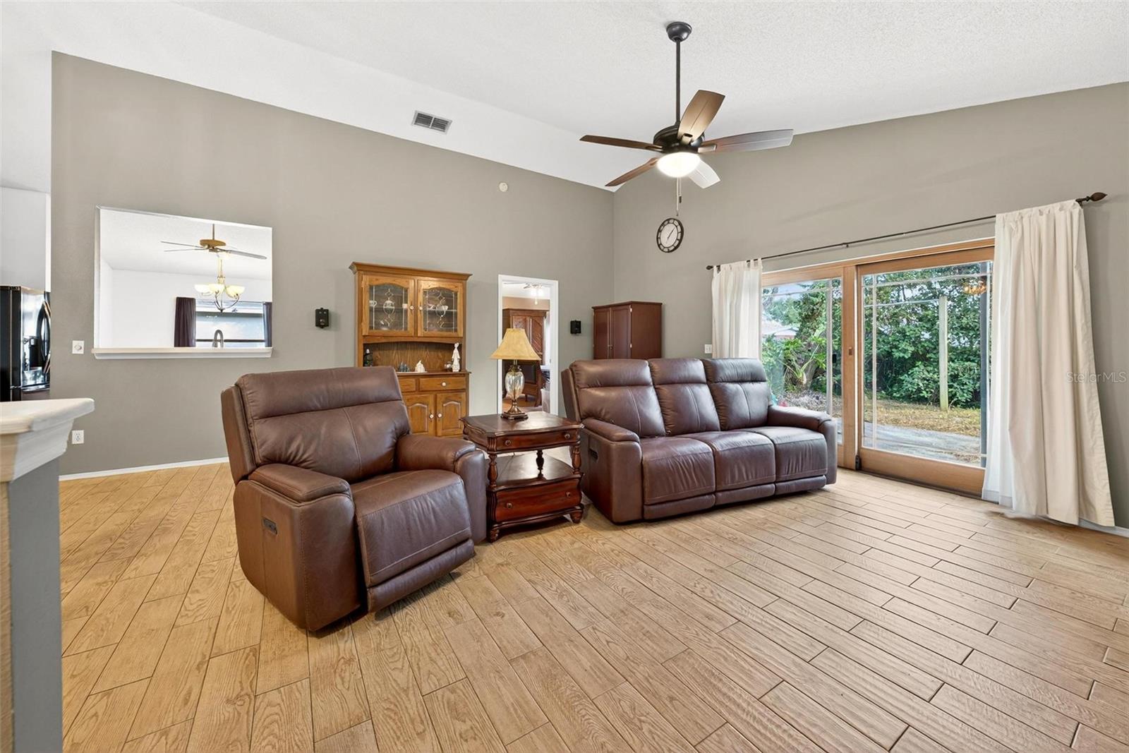 WHISPERING WINDS - Residential