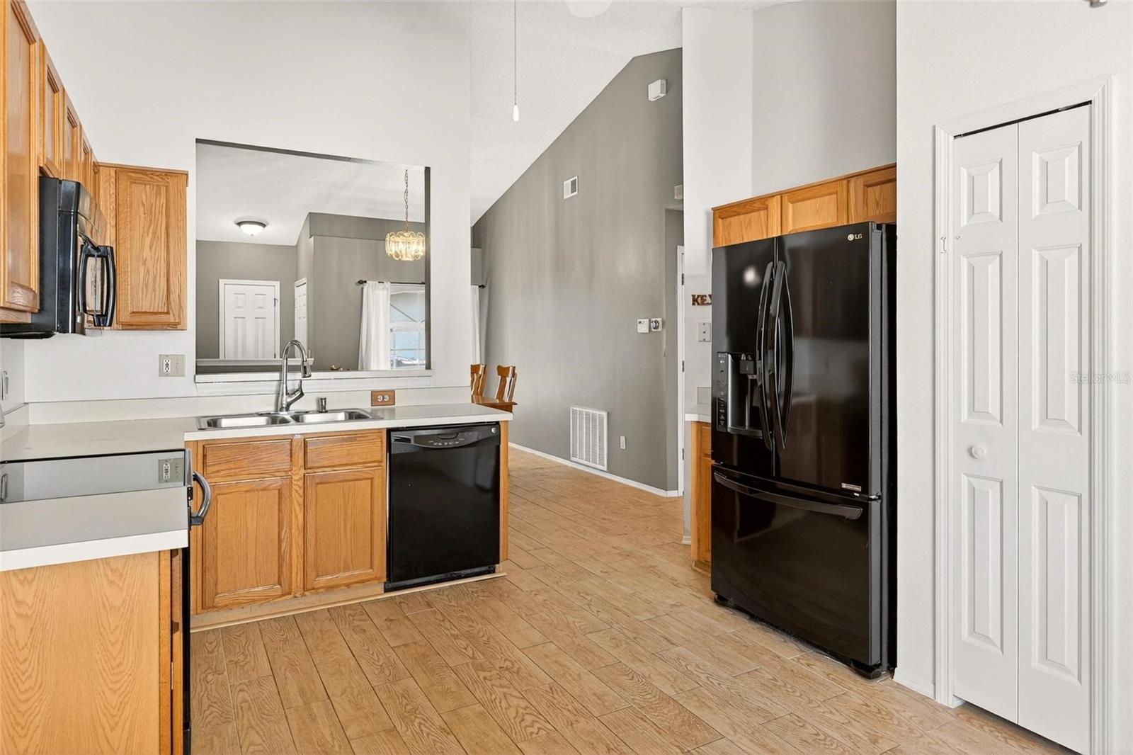 WHISPERING WINDS - Residential