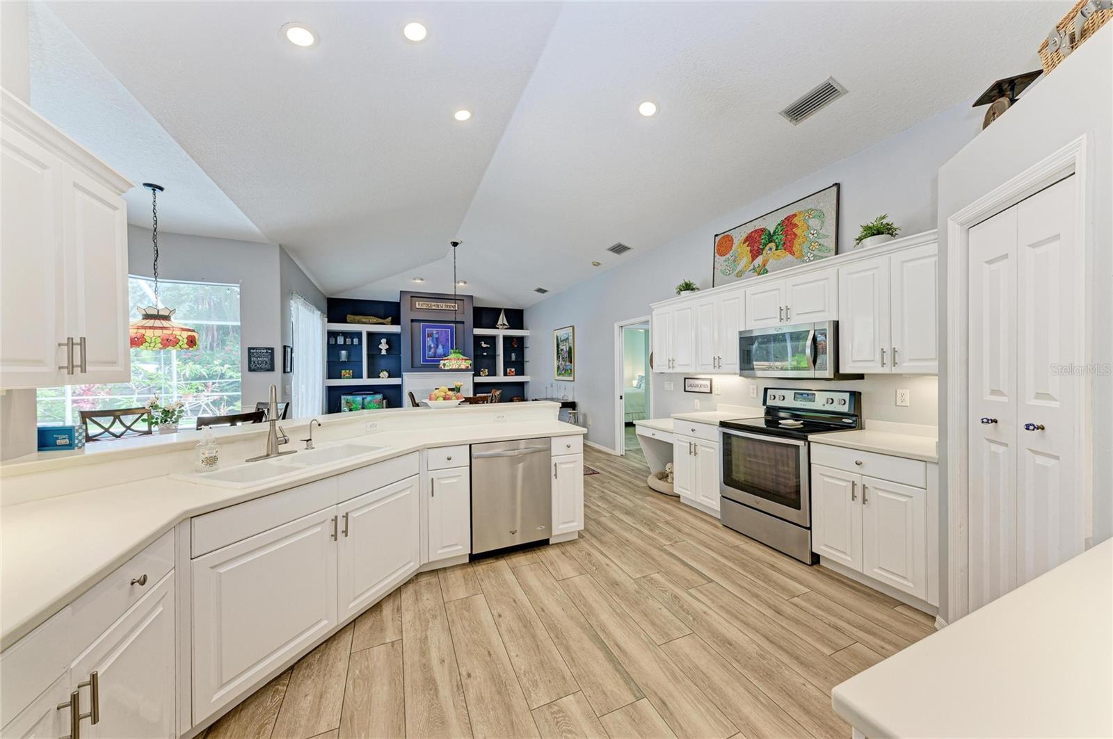 MCINTOSH LAKE - Residential