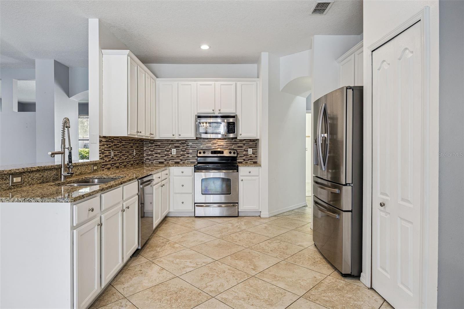 ADMIRAL POINTE - Residential