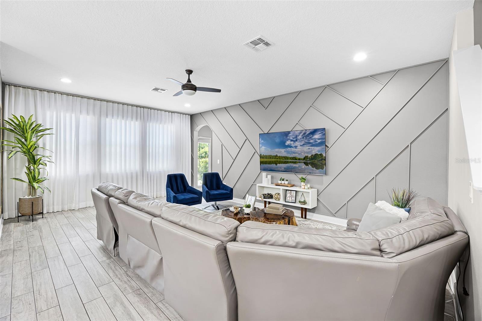 JOHNS LAKE LNDG PH 4 - Residential Lease