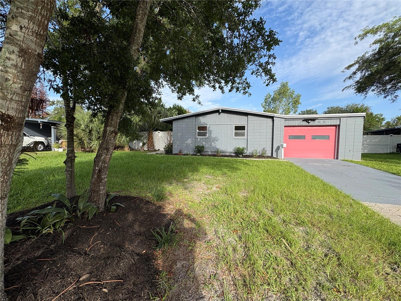 885 CARNATION DRIVE
