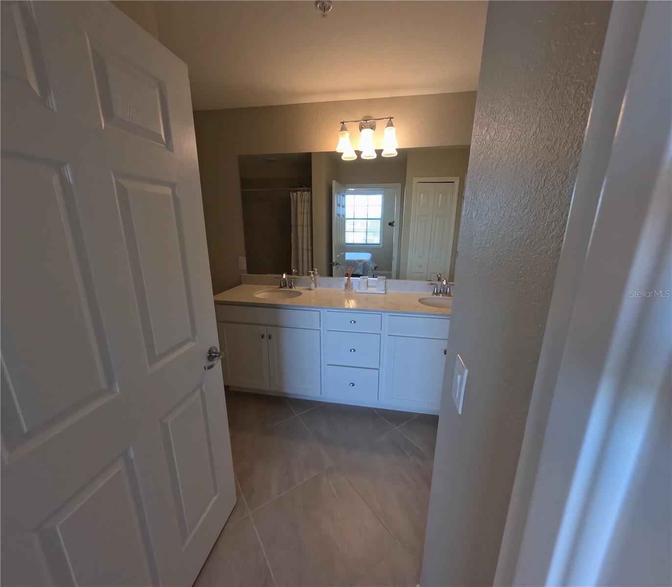 TERRACE V AT LAKEWOOD NATIONAL PH I - Residential Lease