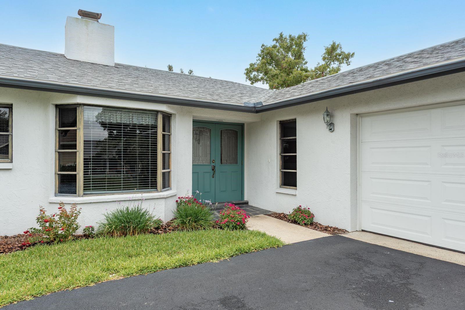 828 LAKESIDE TERRACE