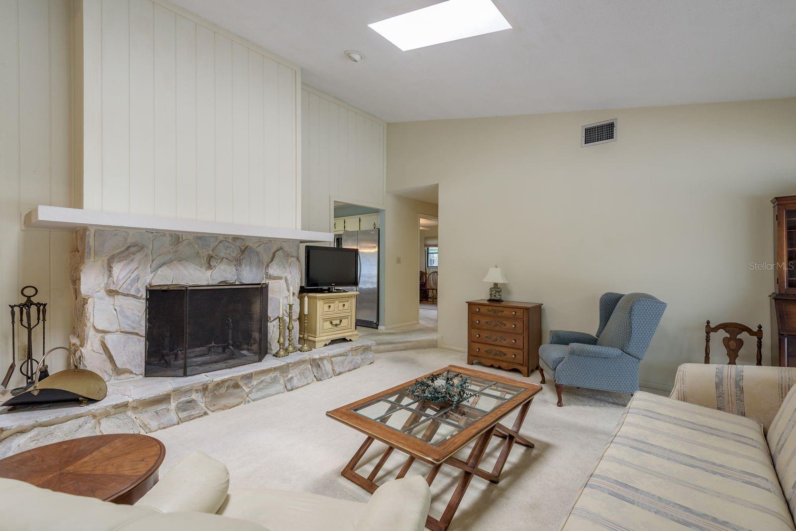 828 LAKESIDE TERRACE