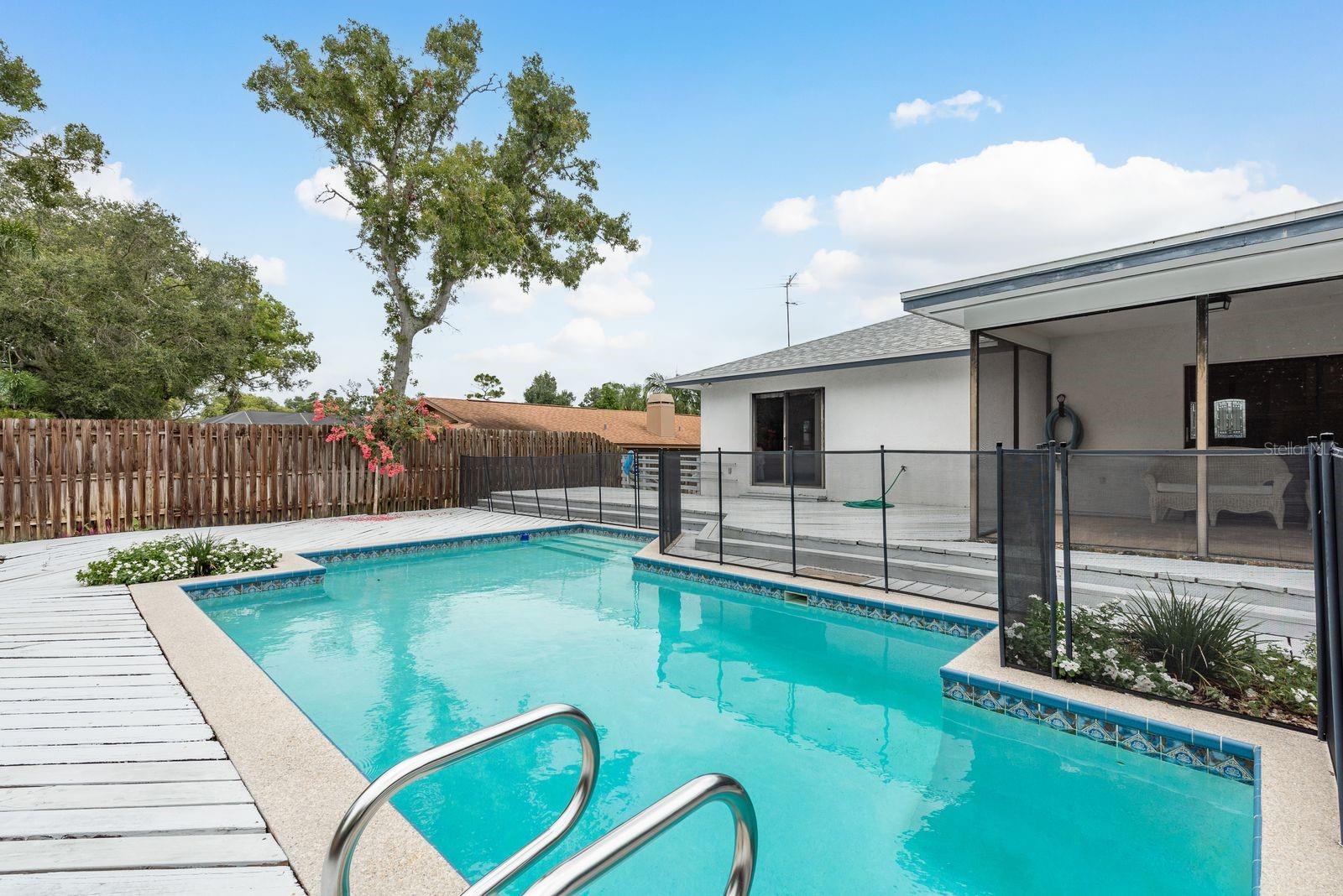 828 LAKESIDE TERRACE