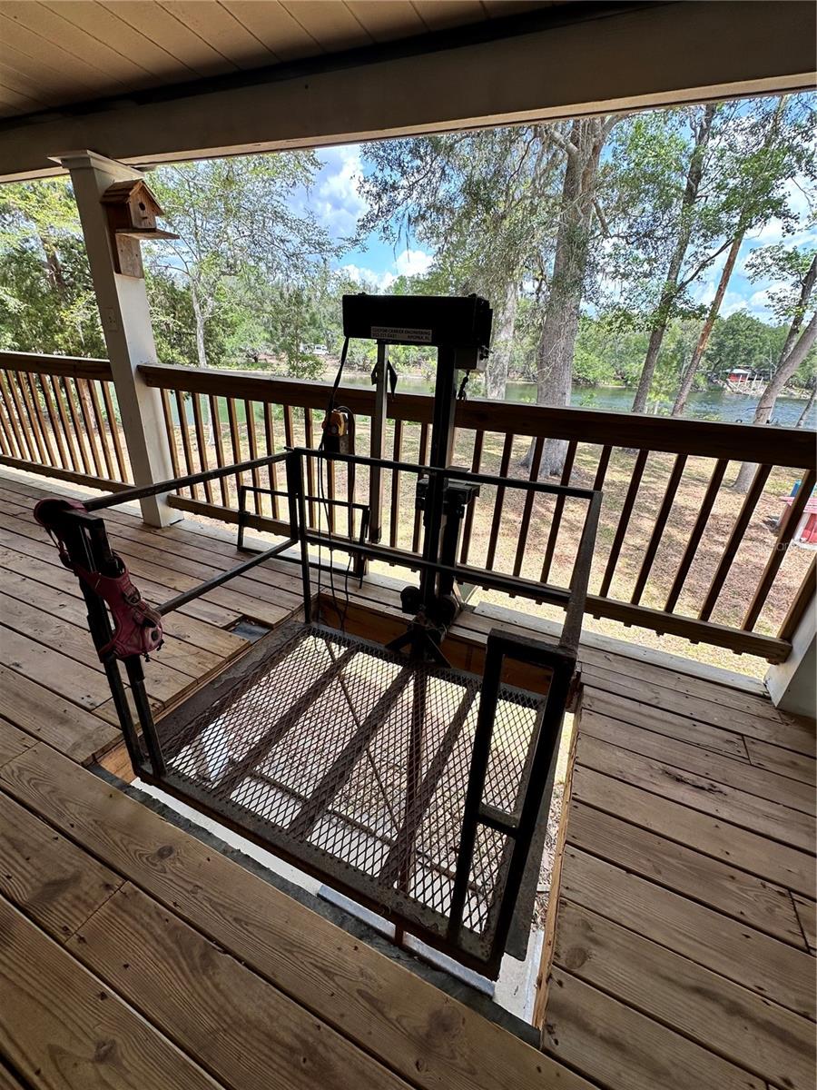 LOG LANDING - Residential