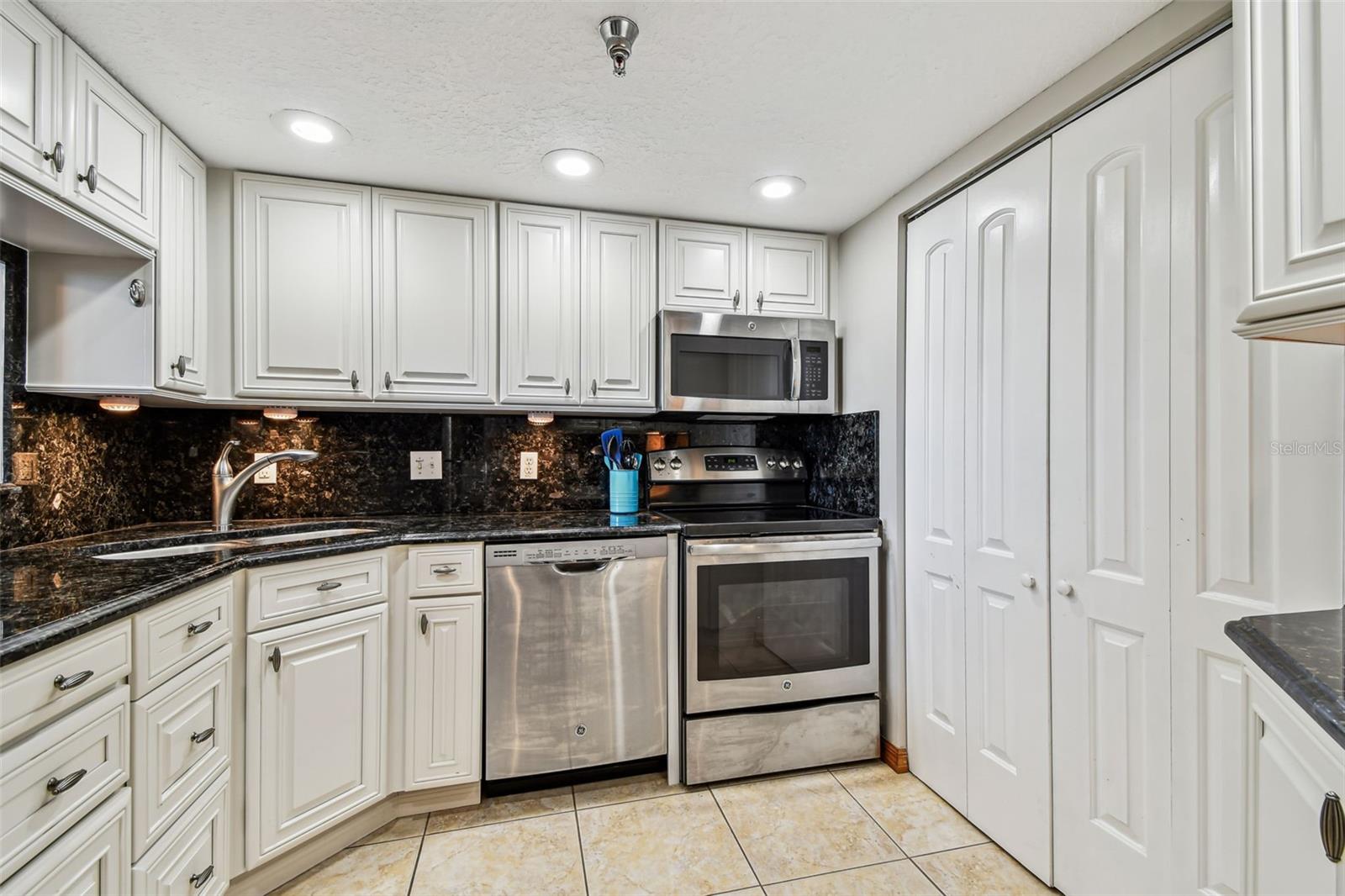 SHORES OF MADEIRA CONDO - Residential