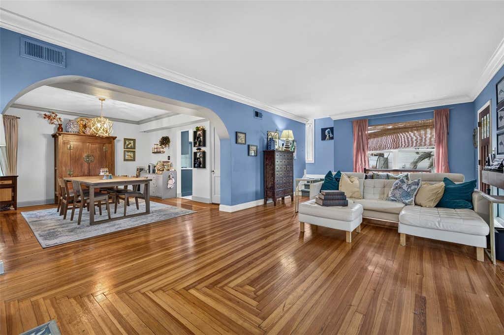 Photo of 736 30th Avenue N, St Petersburg, FL 33704 (MLS # TB8537977)