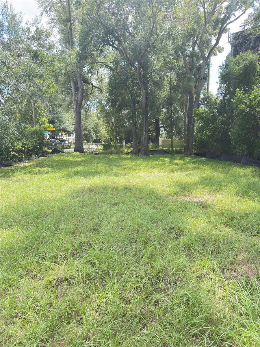 Ready-to-Build! Prime vacant land in Seminole Heights with approved building plans, for a new Single Family Home. Permits can be issued right away, allowing you to break ground immediately. Surrounded by new builds, renovated homes,Zoned for high-growth potential, with easy access to I-275.
Perfect for builders, investors, and developers seeking immediate project potential in one of Tampa’s fastest-appreciating areas.