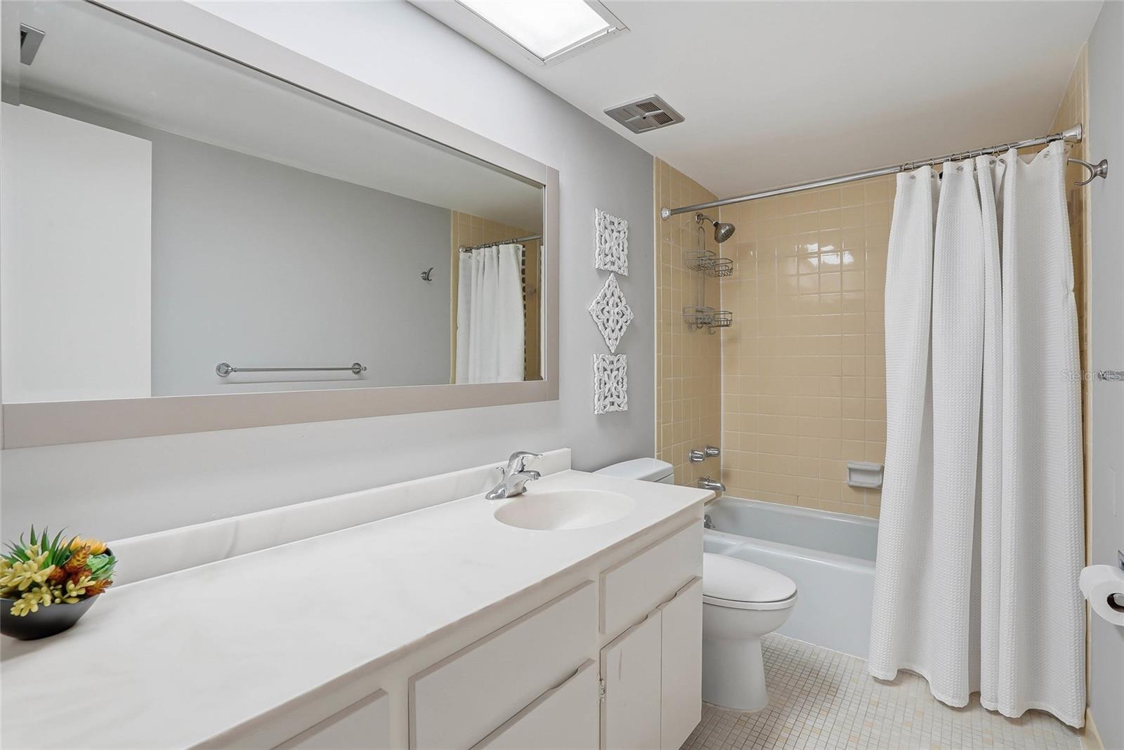 THREE PALMS POINTE CONDO - Residential