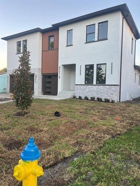 Photo of 4219 W Bay View Avenue, Tampa, FL 33611 (MLS # TB8434544)