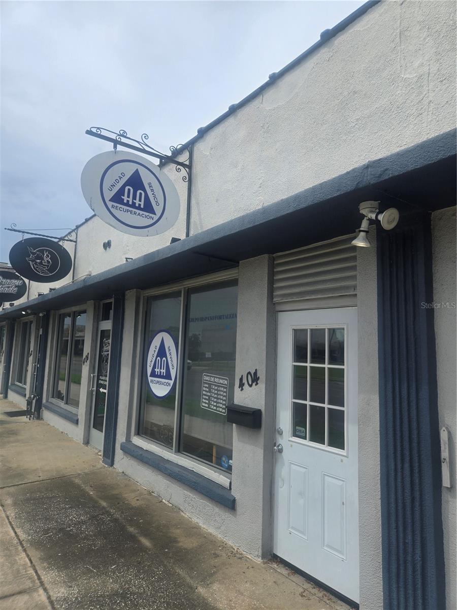 For Lease - 900 sq ft Retail Space High Traffic Flow along 301 / S. Washington just five blocks South of Downtown Sarasota. Near Laurel Park & Burns Court. AADT 39,000