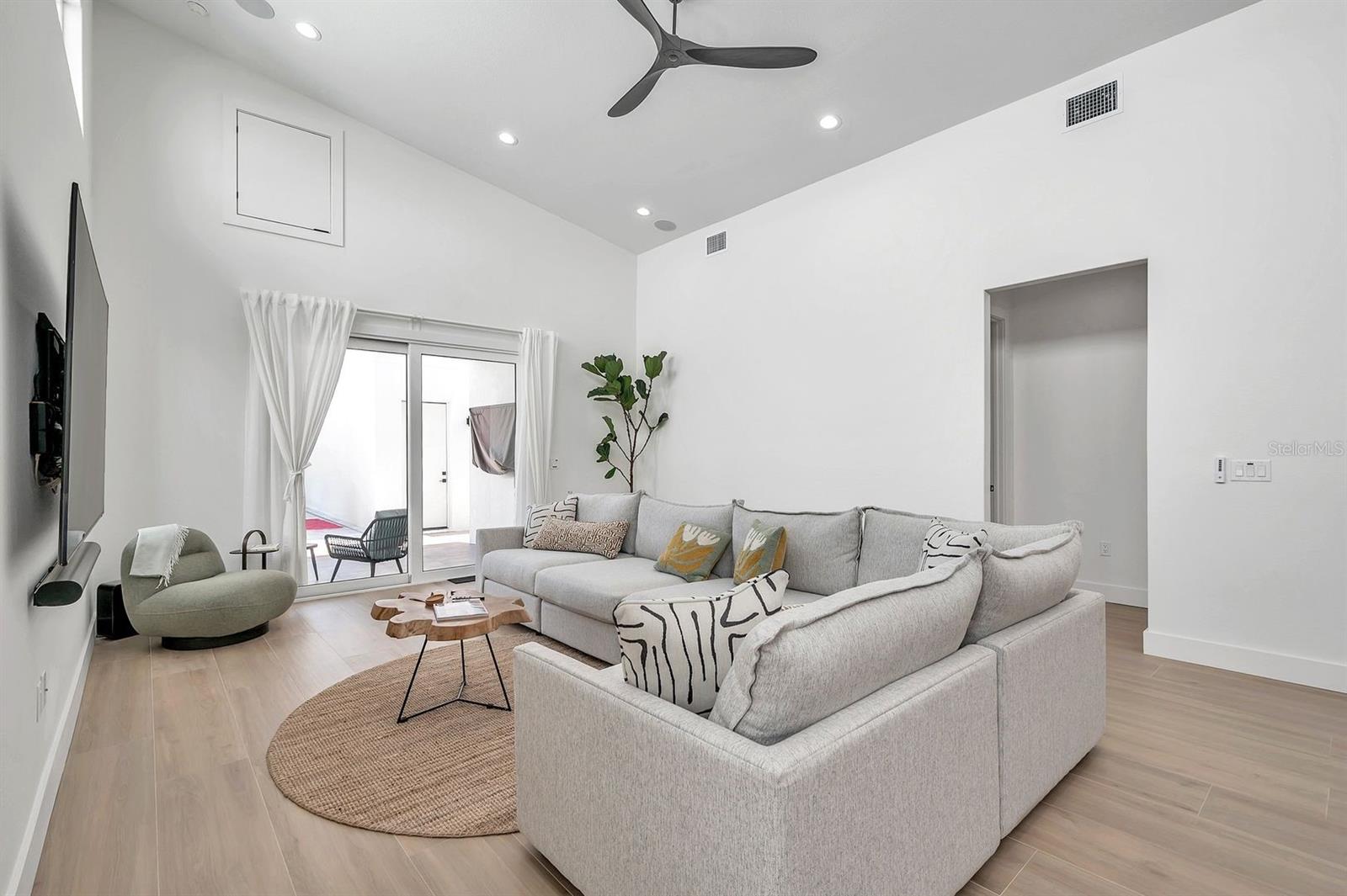 ST PETERSBURG INVESTMENT CO SUB - Residential Lease