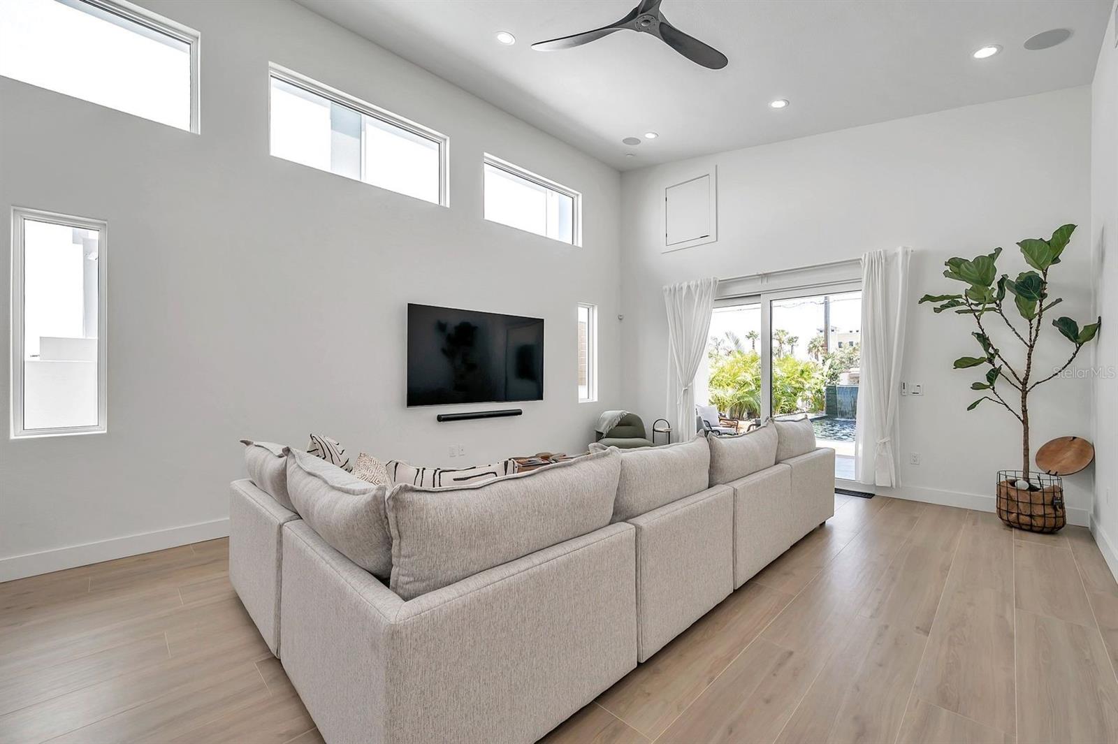 ST PETERSBURG INVESTMENT CO SUB - Residential Lease