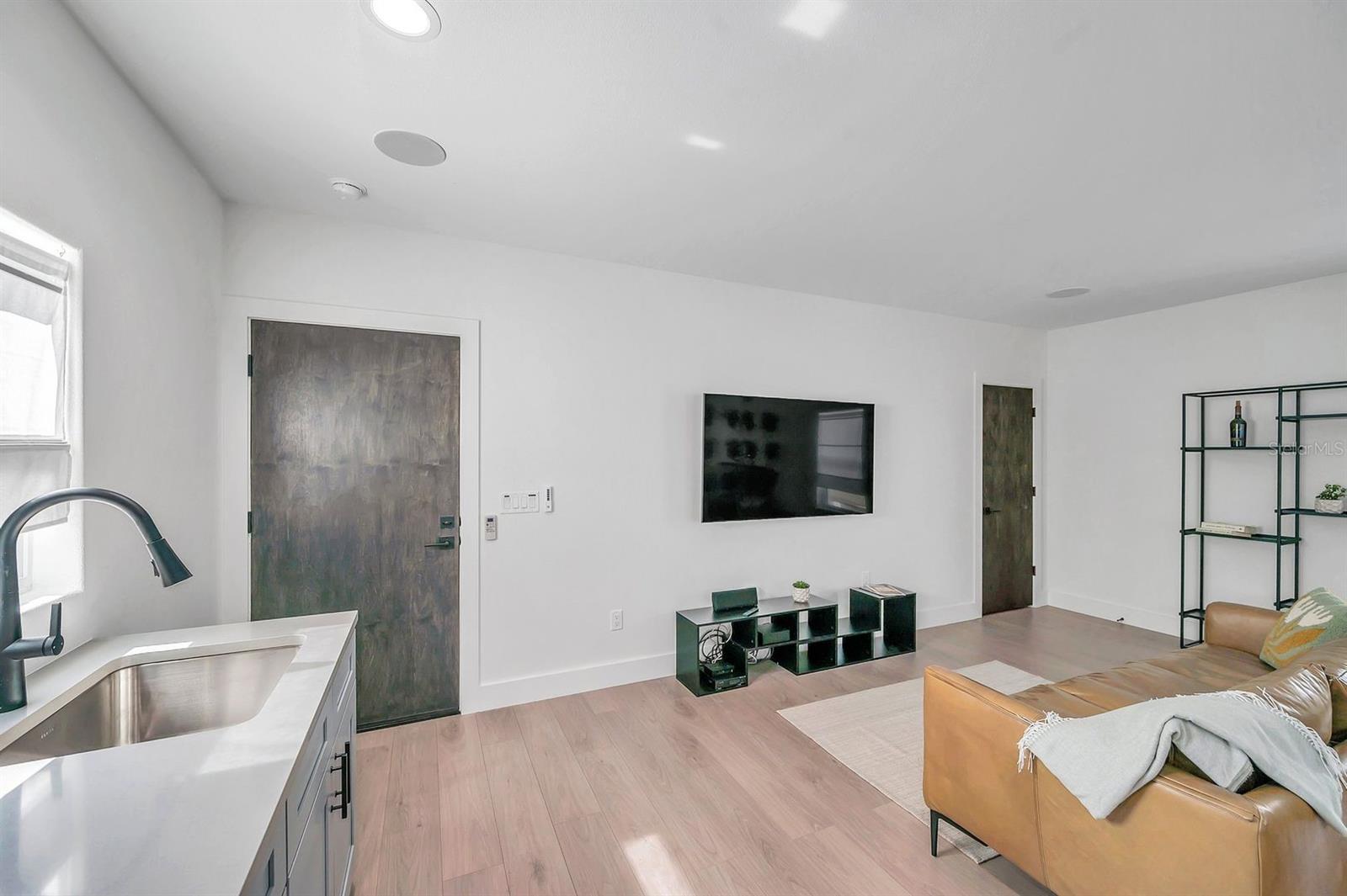 ST PETERSBURG INVESTMENT CO SUB - Residential Lease