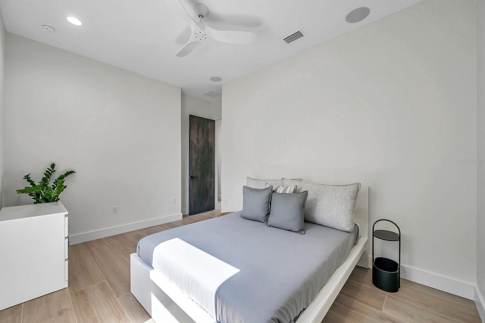 ST PETERSBURG INVESTMENT CO SUB - Residential Lease