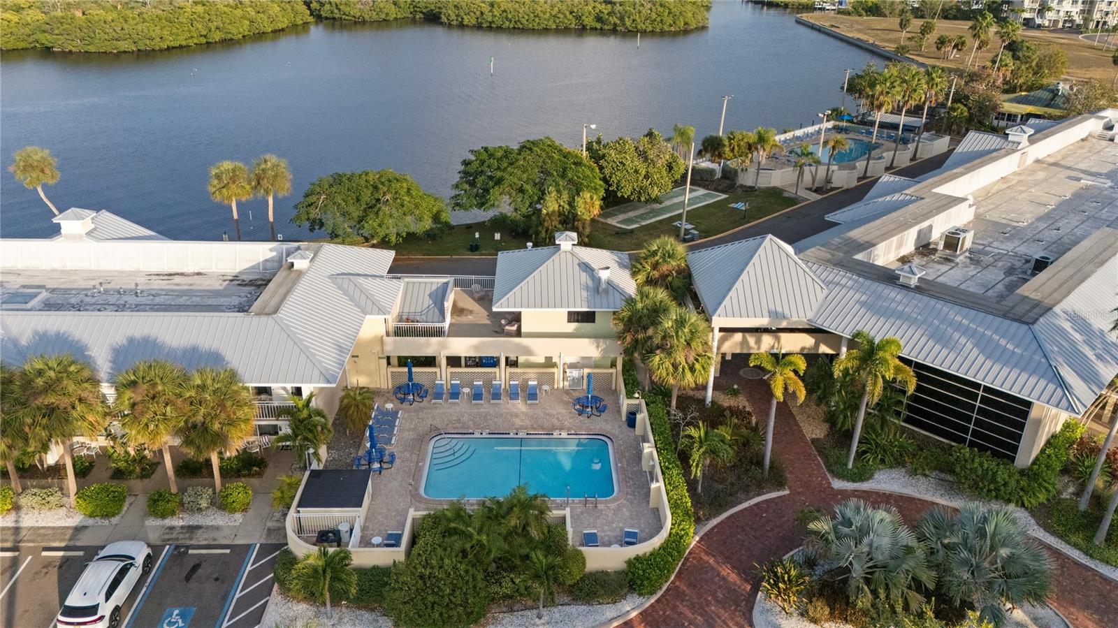 ISLAND RESORT AT MARINERS CLUB - Residential