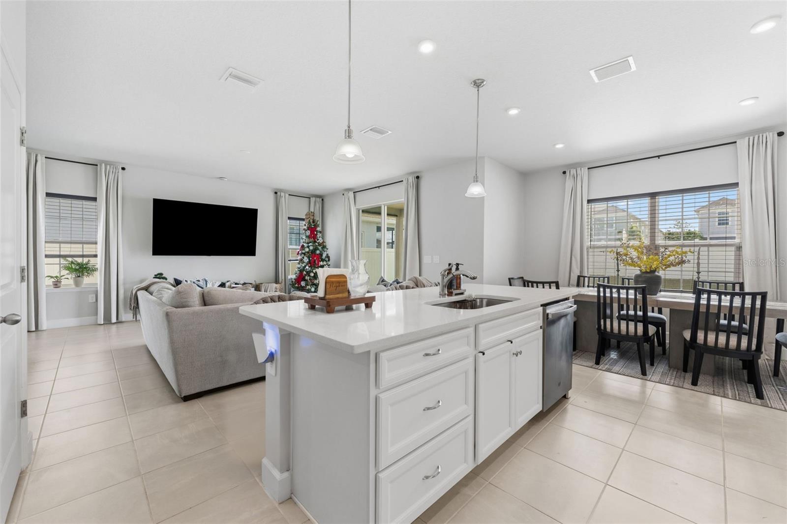 AVALON WOODS PH II - Residential Lease