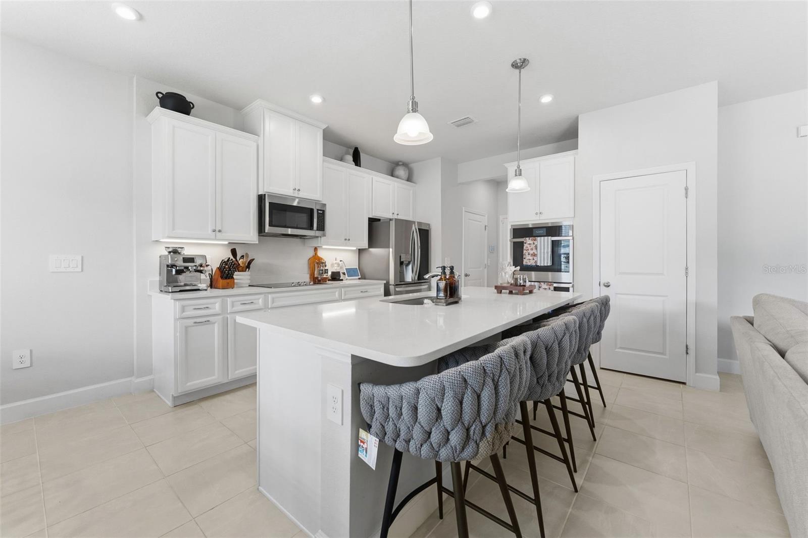 AVALON WOODS PH II - Residential Lease