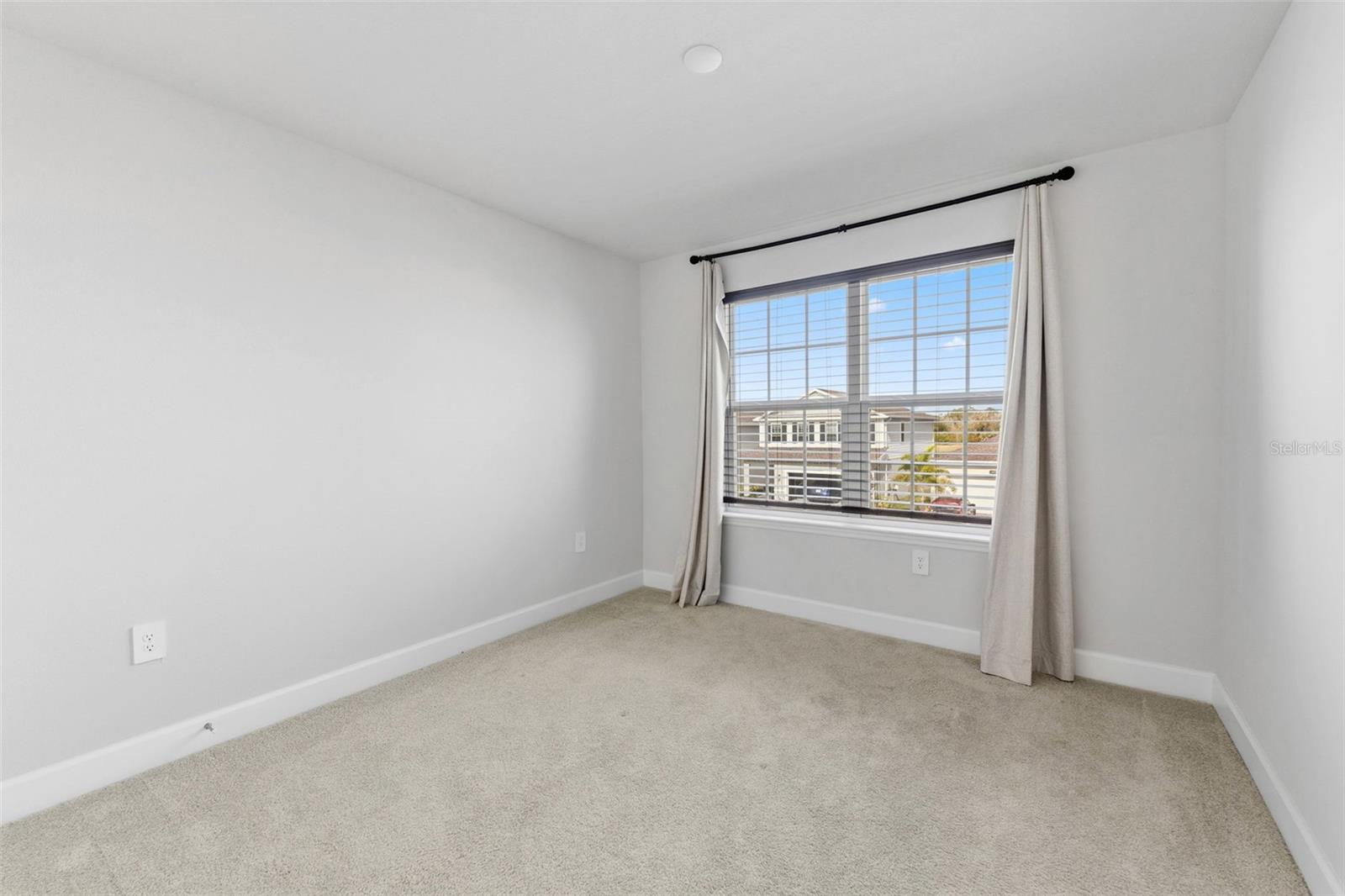 AVALON WOODS PH II - Residential Lease