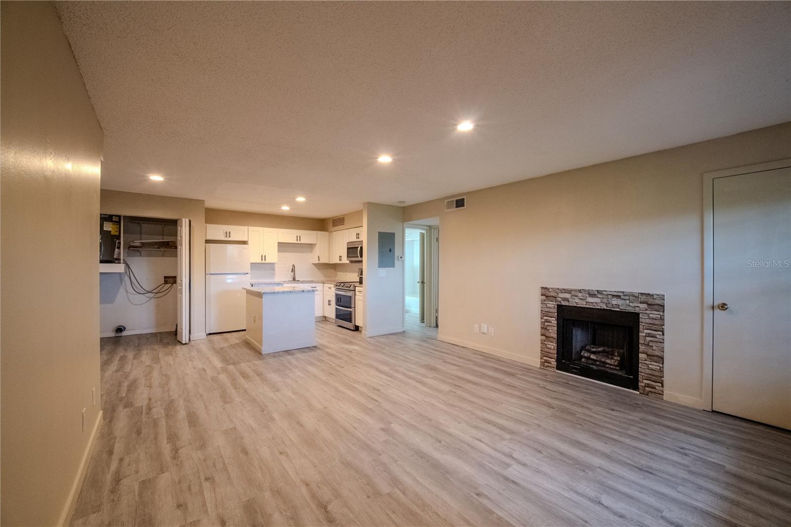 315 LAKEPOINTE DRIVE 204