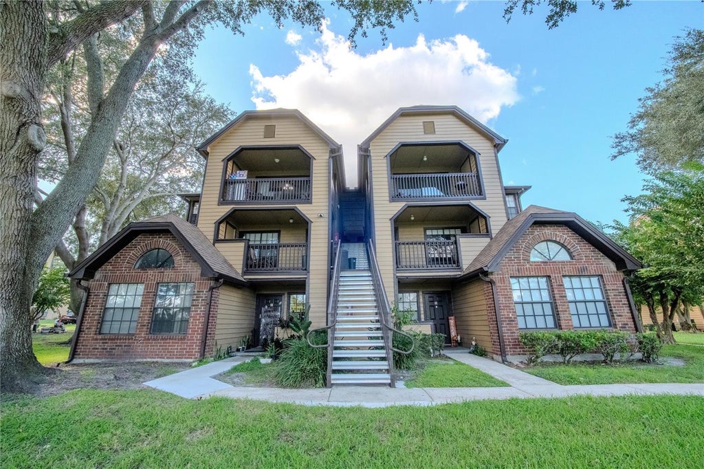 Photo of 315 Lakepointe Drive #204, Altamonte Springs, FL 32701 (MLS # S5160086)