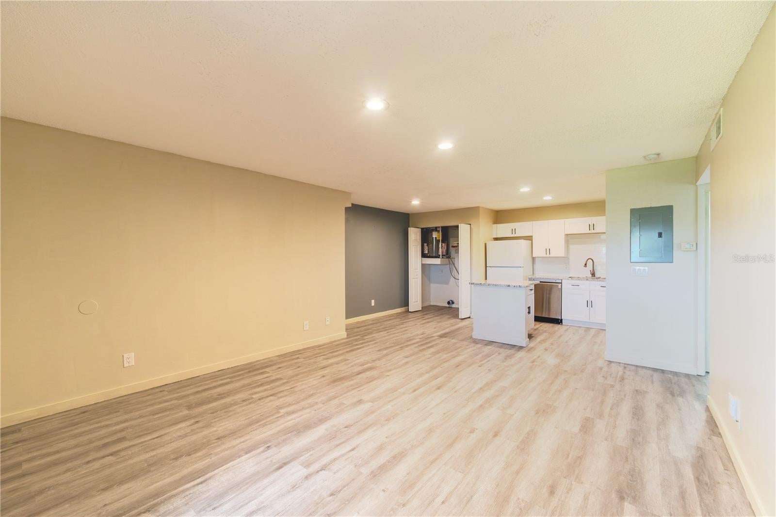 315 LAKEPOINTE DRIVE 204