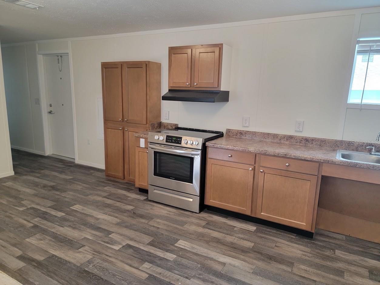 HOLIDAY PARK - Residential Lease