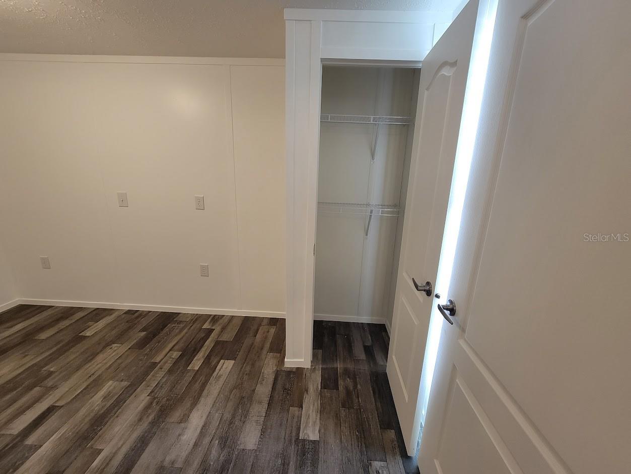 HOLIDAY PARK - Residential Lease